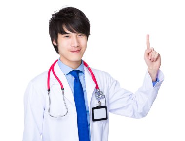 Asyalı erkek doktor beyaz ceket