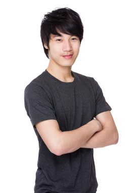 Asya genç adam gri t-shirt