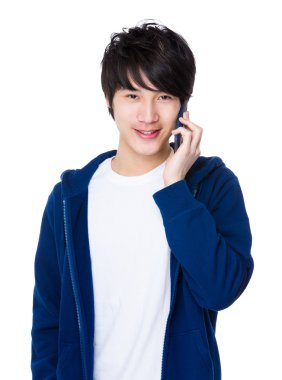 Mavi kazaklı Asya genç adam