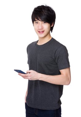 Asya genç adam gri t-shirt