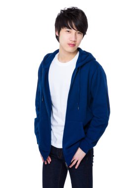 Mavi kazaklı Asya genç adam