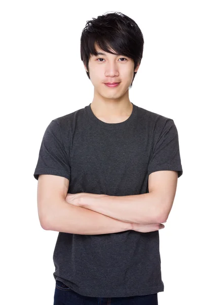 Aasialainen nuori mies harmaassa t-paidassa — kuvapankkivalokuva