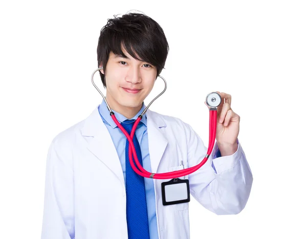 Asyalı erkek doktor beyaz ceket — Stok fotoğraf
