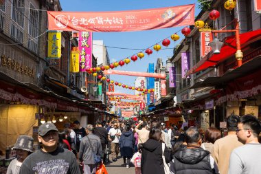 Tayvan 12 Şubat 2026: Taipei Dihua Caddesi yeni yıl pazarı yoğun