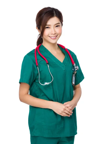 Asiatique femme médecin en vert uniforme — Photo