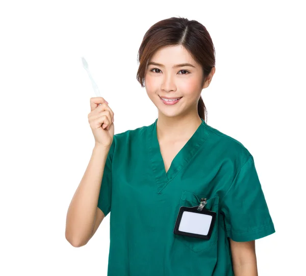 Asiatico donna medico in verde uniforme — Foto Stock