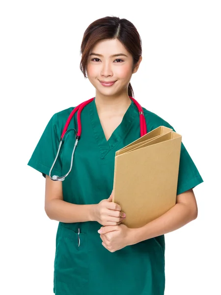 Asiatico donna medico in verde uniforme — Foto Stock