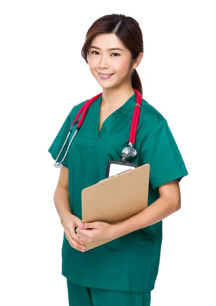 Mujer asiática médico en uniforme verde — Foto de Stock