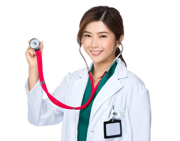 Asiatico donna medico in bianco cappotto — Foto Stock