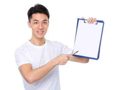 Asya genç adam beyaz t-shirt