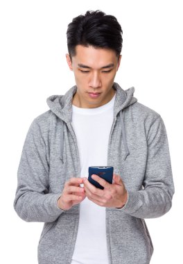 Asya genç adam gri süveterli