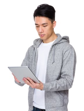 Asya genç adam gri süveterli