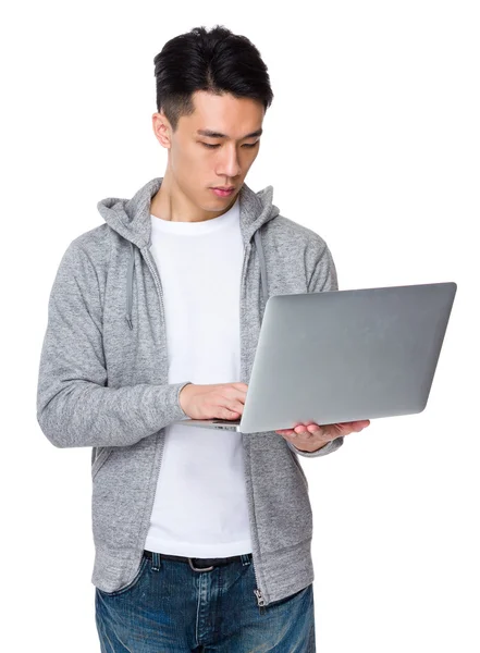 Asijské mladý muž v šedém svetru — Stock fotografie