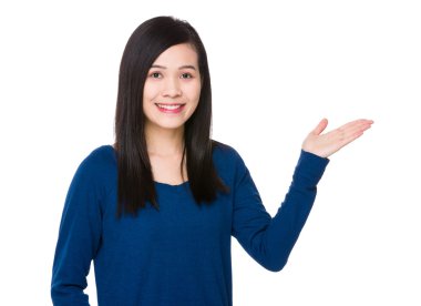 Mavi kazaklı Asyalı genç kadın