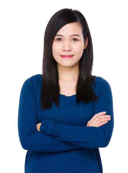 Asiatische junge Frau im blauen Pullover — Stockfoto