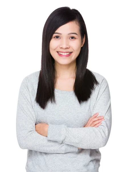 Ασιατικές νεαρή γυναίκα στο γκρι πουλόβερ — Φωτογραφία Αρχείου