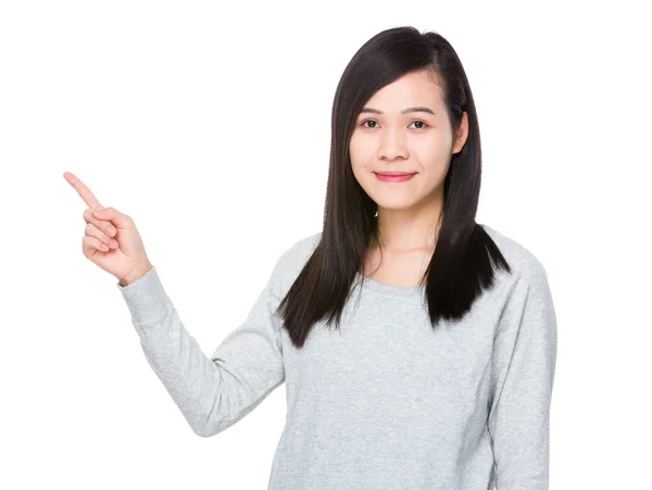 Mujer joven asiática en suéter gris — Foto de Stock