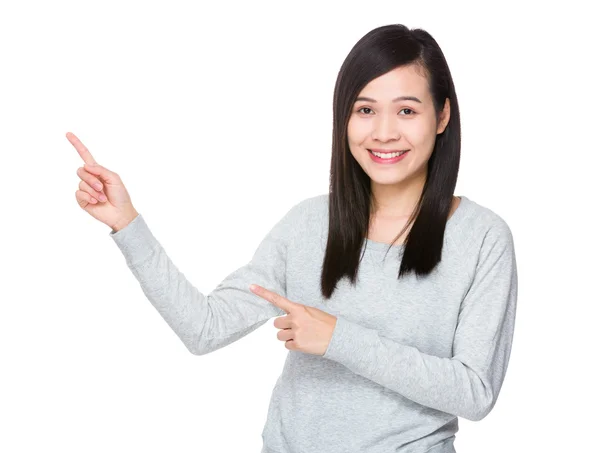 Mujer joven asiática en suéter gris — Foto de Stock