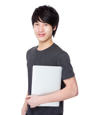 Asya genç adam gri t-shirt