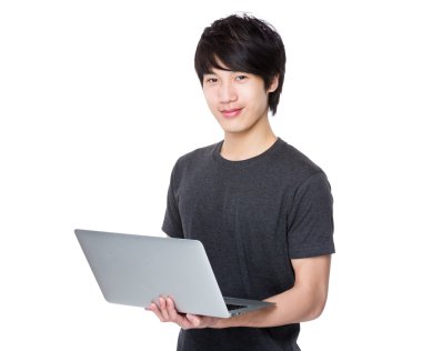 Asya genç adam gri t-shirt