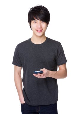 Asya genç adam gri t-shirt