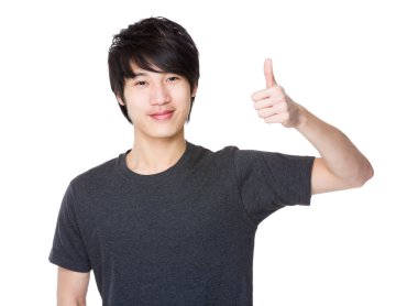 Asyalı genç adam thumb gösterilen