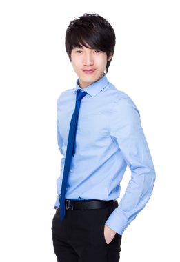 Mavi gömlekli genç Asyalı işadamı