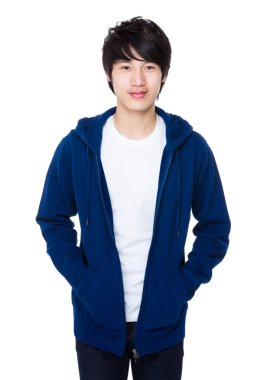 Mavi kazaklı Asyalı adam