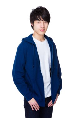 Bluse kazaklı genç Asyalı adam