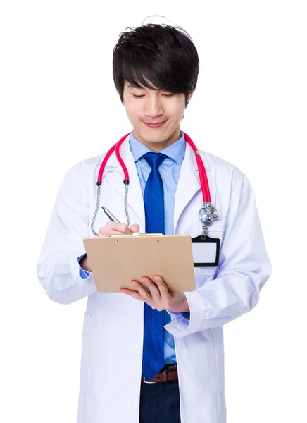 Asiatico maschio medico in bianco cappotto — Foto Stock