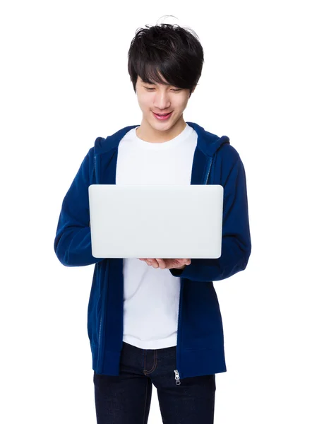 Азиатский человек с ноутбуком — стоковое фото