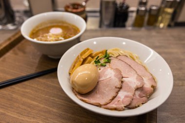 Geleneksel Japon eriştesi soslu tsukemen
