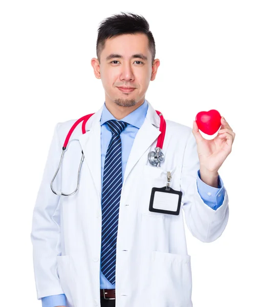 Aasialainen mies lääkäri valkoisessa takissa — kuvapankkivalokuva