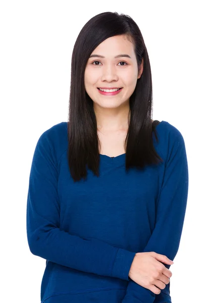 Asiatische junge Frau im blauen Pullover — Stockfoto