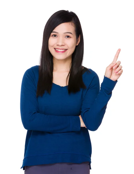 亚洲的年轻女子，穿着蓝色毛衣 — 图库照片
