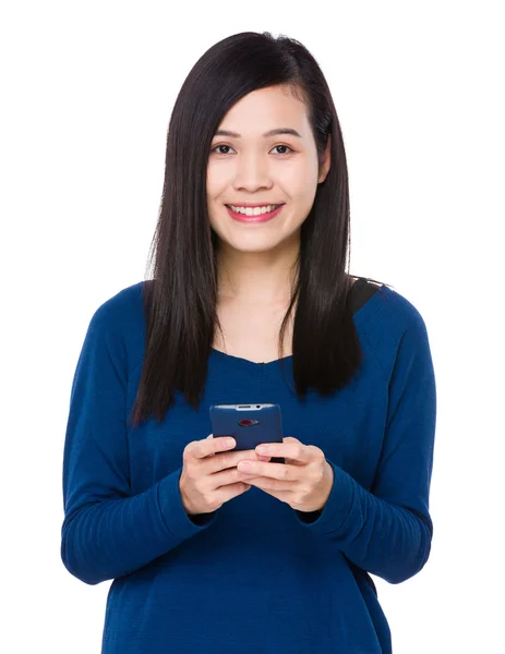 Aziatische jonge vrouw in blauwe trui — Stockfoto