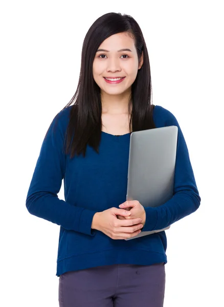 Asiatische junge Frau im blauen Pullover — Stockfoto