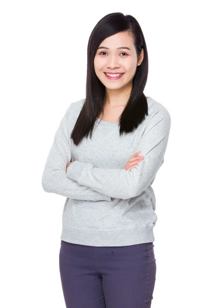 Asiatische junge Frau im grauen Pullover — Stockfoto