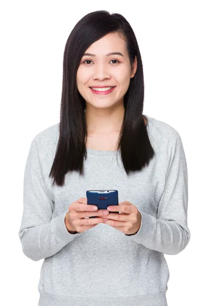 Asiatische junge Frau im grauen Pullover — Stockfoto