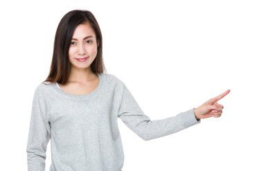 gri süveterli Asyalı genç kadın