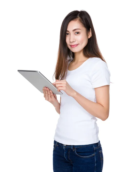 Asiatico giovane donna in bianco t-shirt — Foto Stock