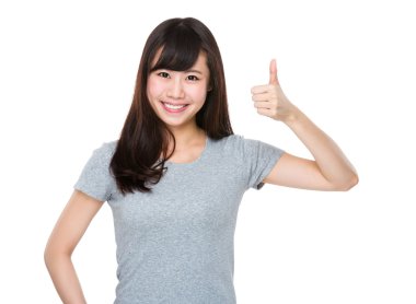 Asyalı genç kadın içinde gri t-shirt