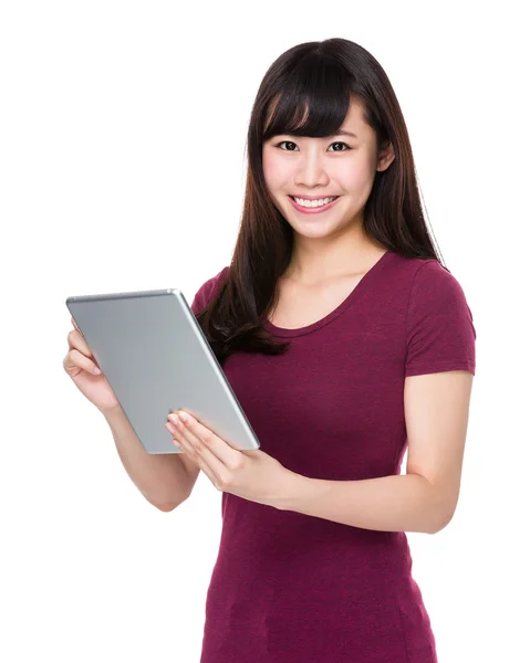 Asiática joven mujer en rojo camiseta — Foto de Stock