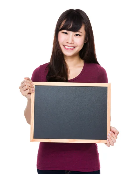 Asiatische junge Frau mit Kreidetafel — Stockfoto