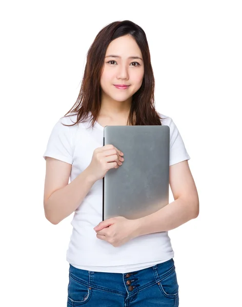 Mujer joven asiática en camiseta blanca — Foto de Stock