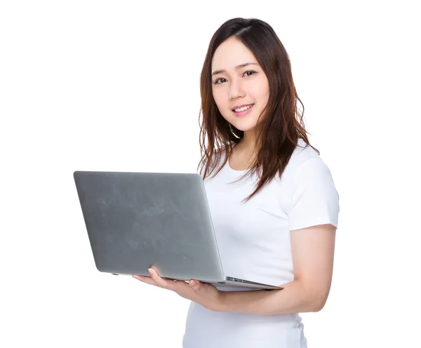 Asiatico giovane donna in bianco t-shirt — Foto Stock