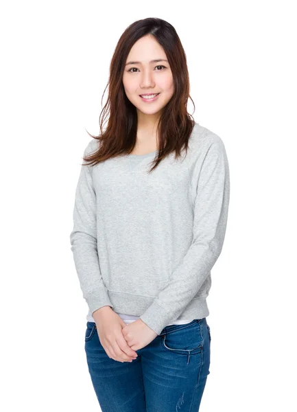 Azjatyckie młode kobiety w szary sweter — Zdjęcie stockowe