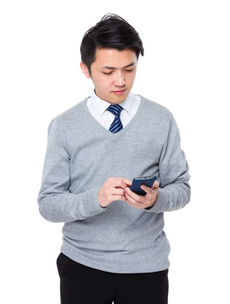 Joven asiático hombre de negocios en gris suéter — Foto de Stock