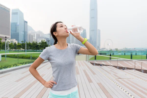 Femme boire de l'eau après l'exécution — Photo