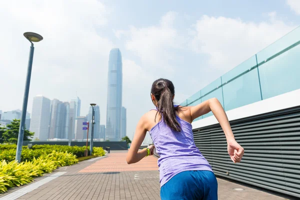 Mujer corriendo en una ciudad — Foto de Stock